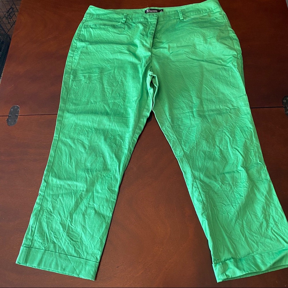 NY&Co green suiting capris
